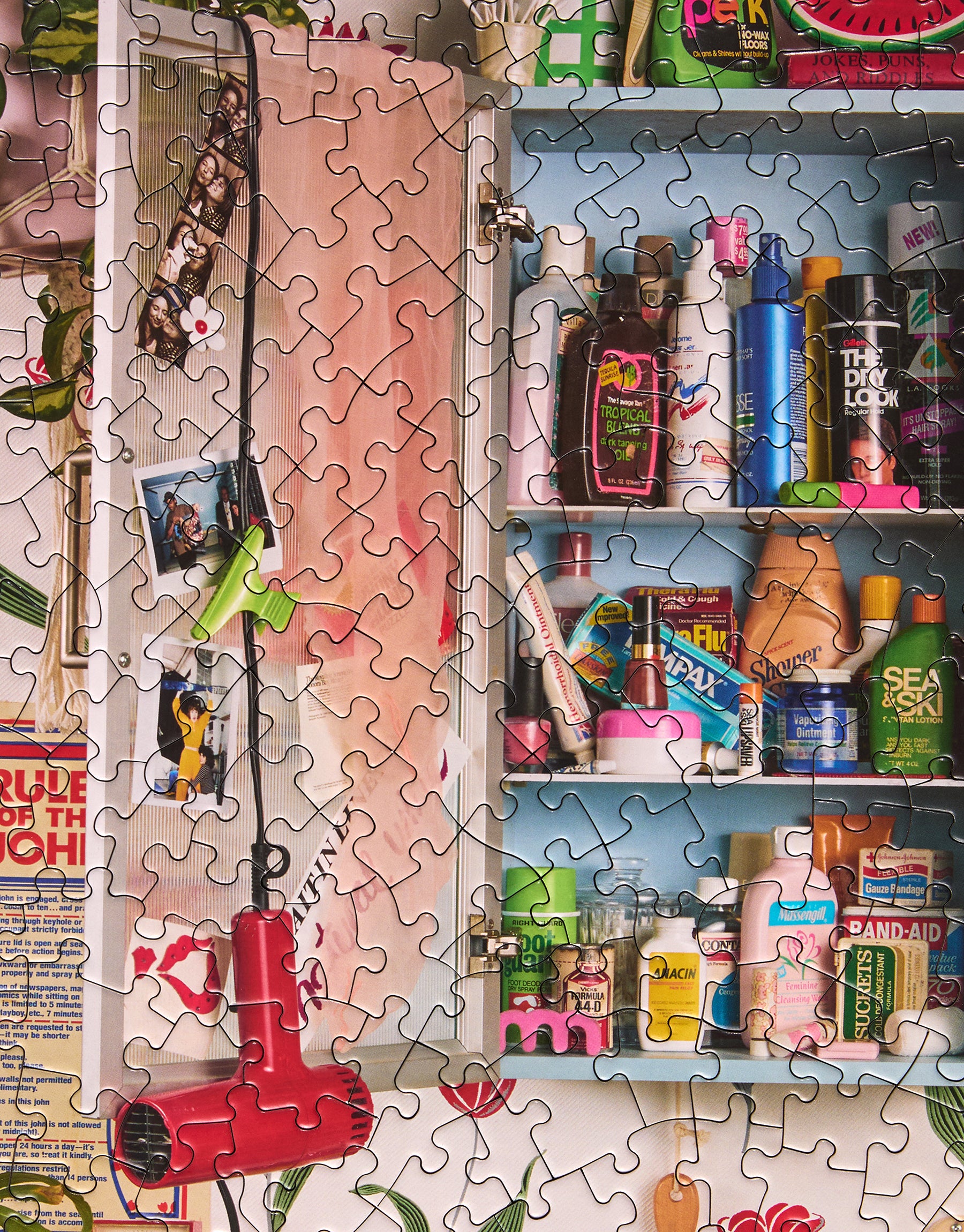 Le Puzz Too-Da-Loo 500 piece jigsaw puzzle showing a retro bathroom cabinet scene with colourful products